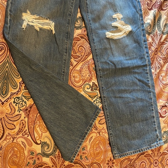 NWT Levi’s high waisted straight jean medium wash with rip at knees - Picture 9 of 11